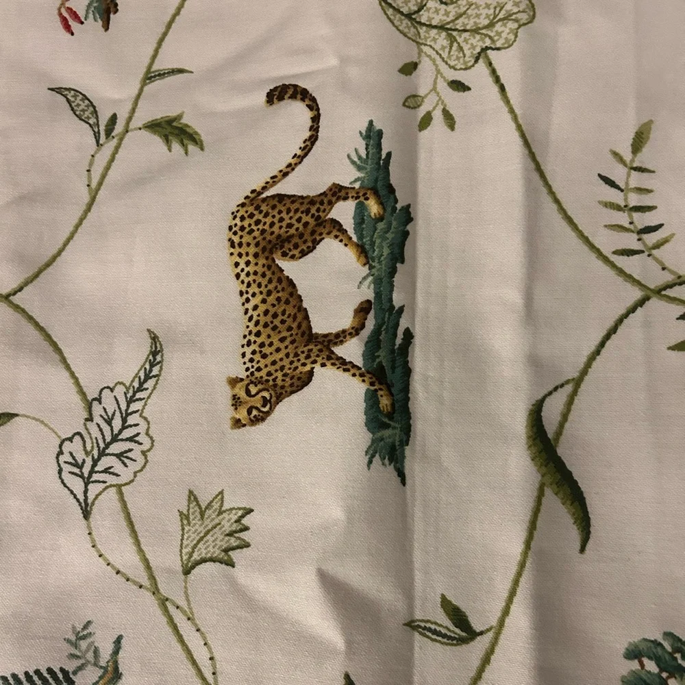 Elegant Green and White Table Runner NWT - Picture 7 of 7